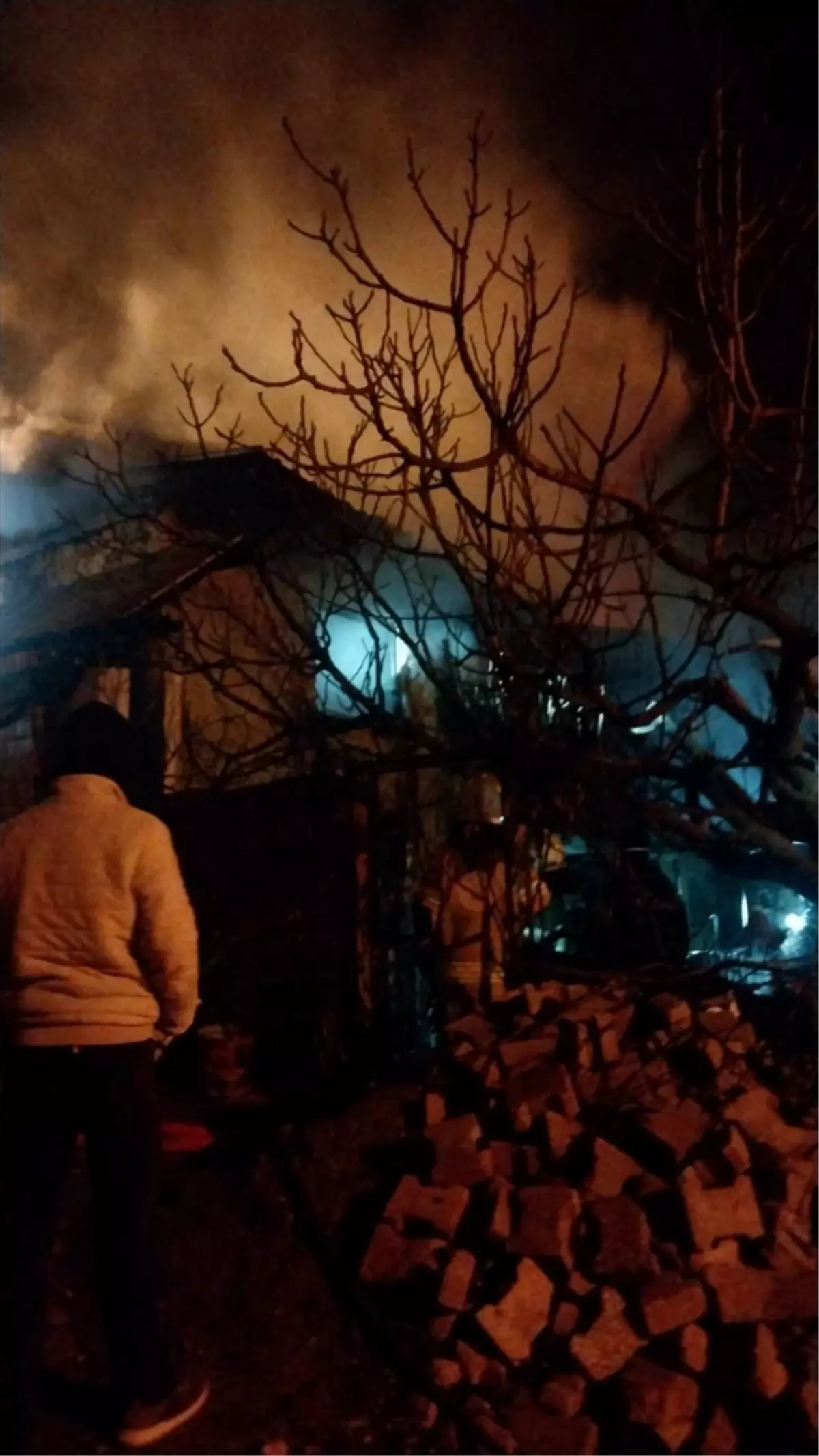 Orhaneli'de Sobadan Çıkan Yangın İki Evi Zarar Gördü