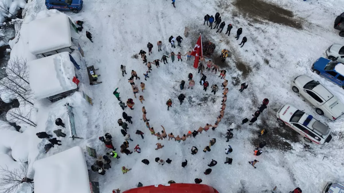 Ardeşen’de Buzlu Gölün Derinliklerinde Kış Yüzme Şenliği Coşkusu