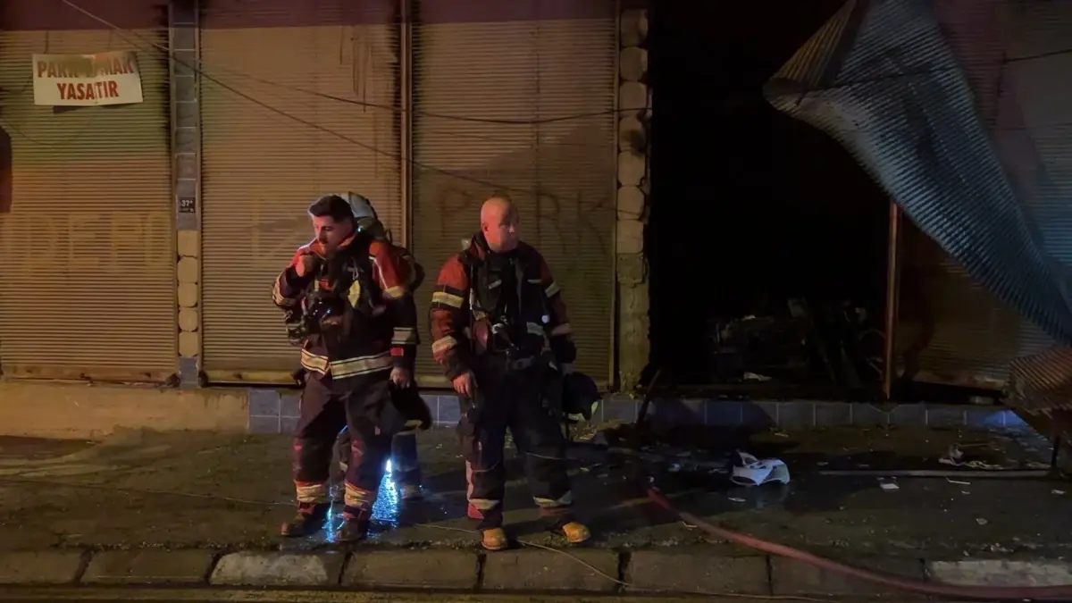 Aydın’ın Efeler Mahallesi’nde Depoda Çıkan Yangın: İki Kişi Hayatta Kurtarıldı