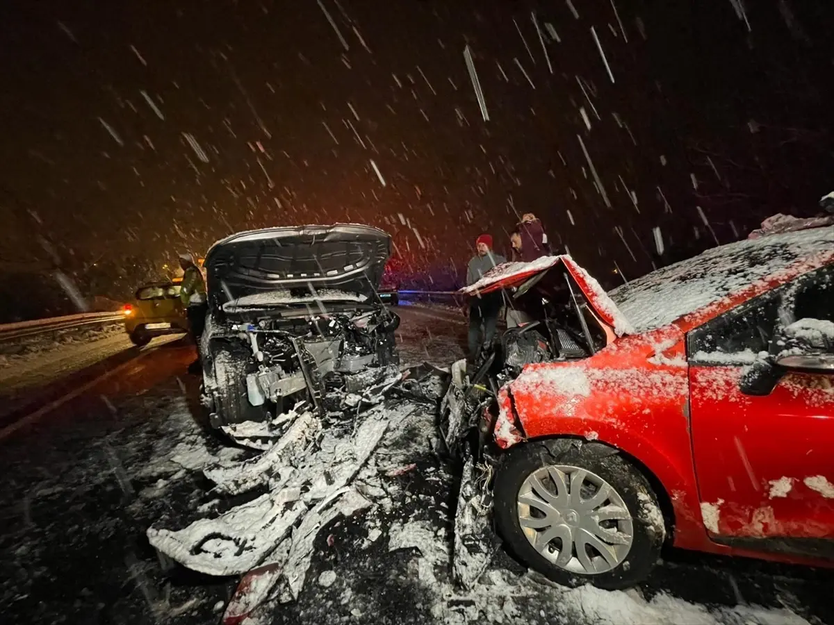 Düzce'de İki Araç Çarpıştı: 7 Kişi Yaralandı