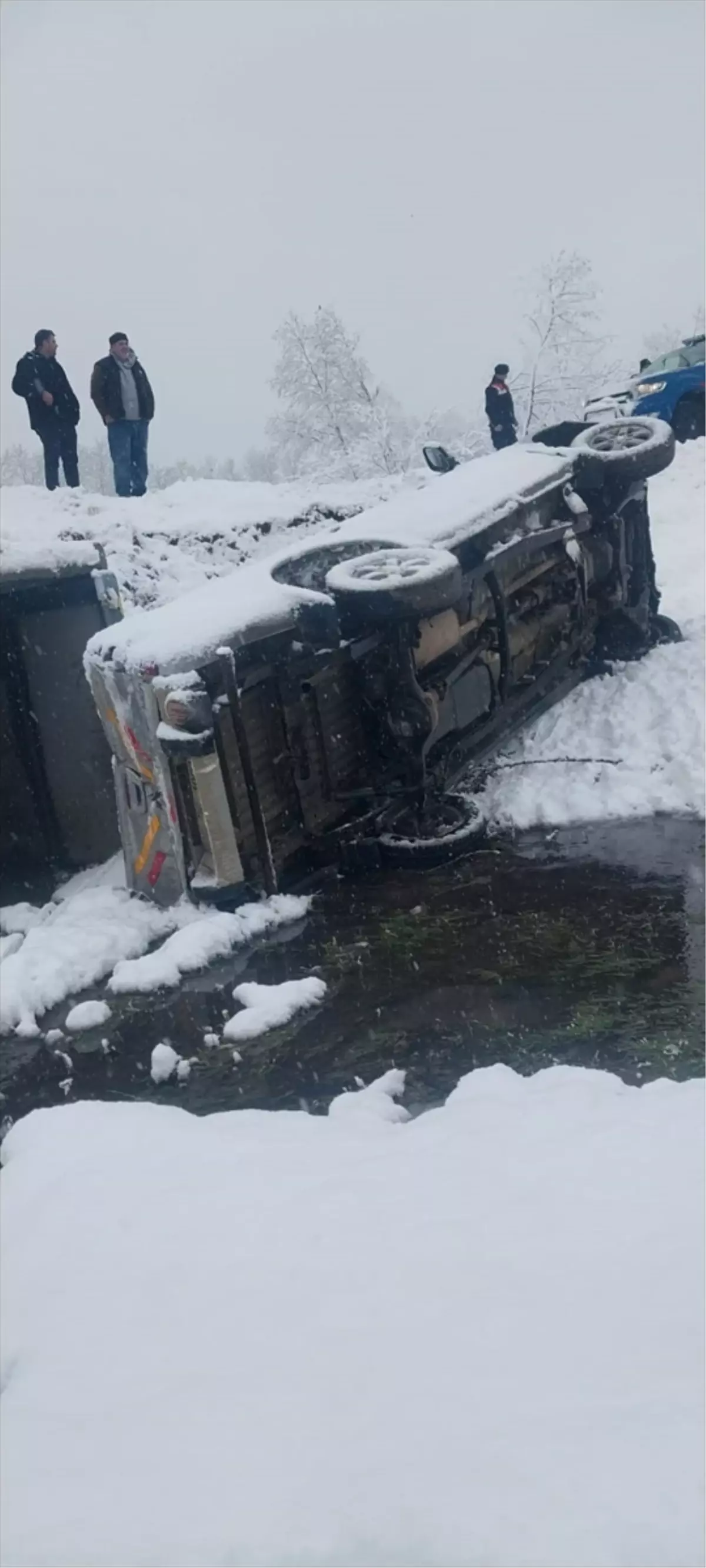 Düzce'de Kar Yağışı Nedeniyle Kaygan Yolda Pikap Devrildi, 2 Yaralı