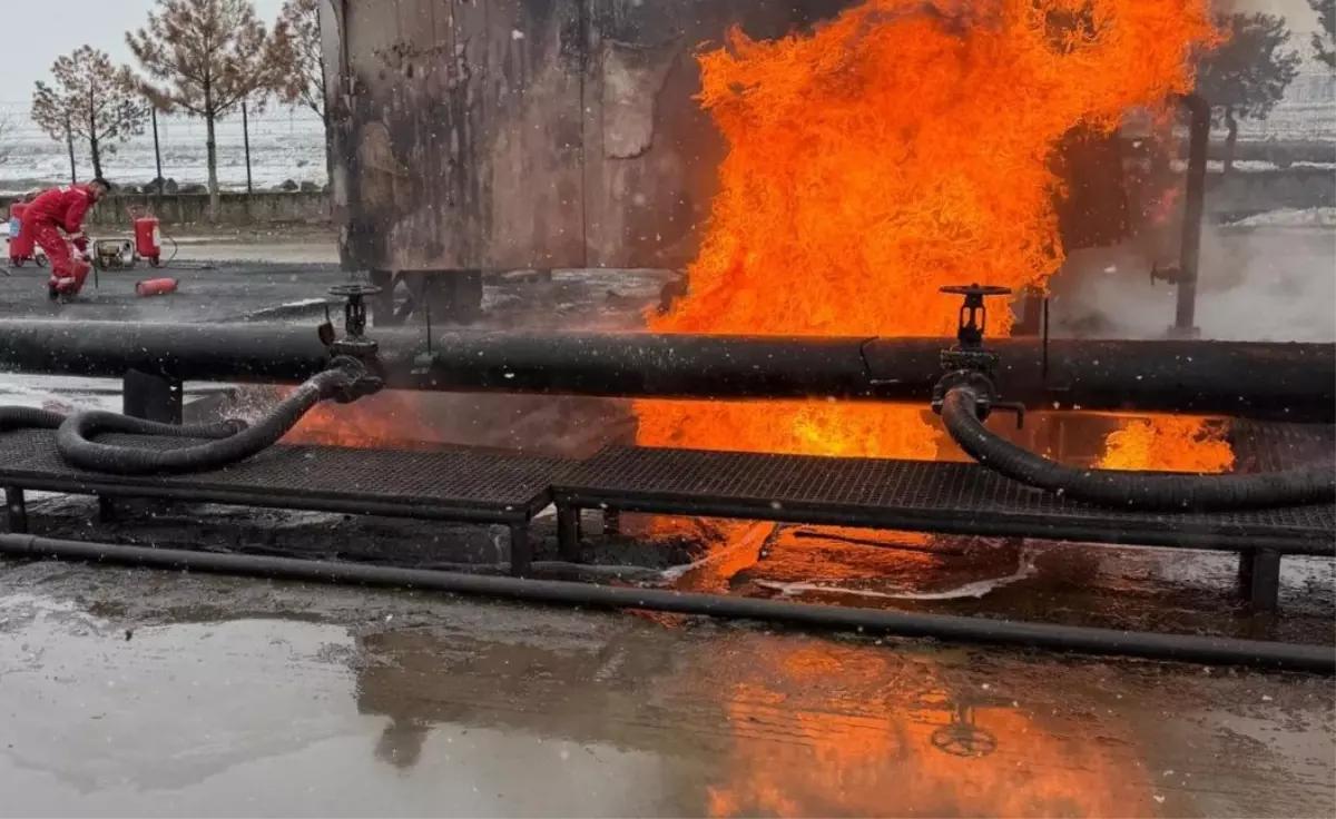 Diyarbakır’ın Eğil İlçesinde Petrol İstasyonunda Çıkan Yangın Kontrol Altına Alındı