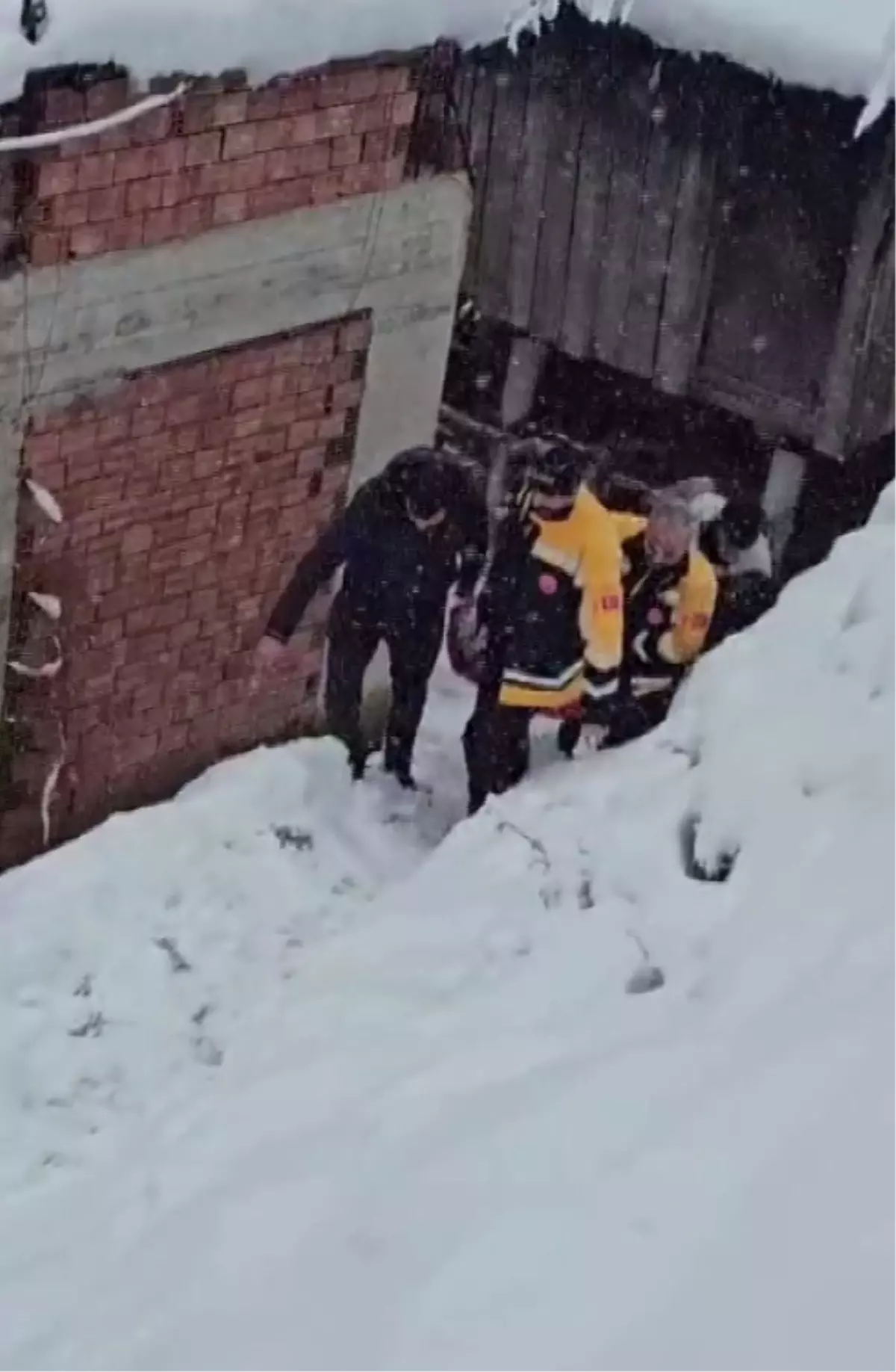 Kar Yağışı Giresun’da 79 Yaşındaki Hastayı Acil Servise Taşıdı