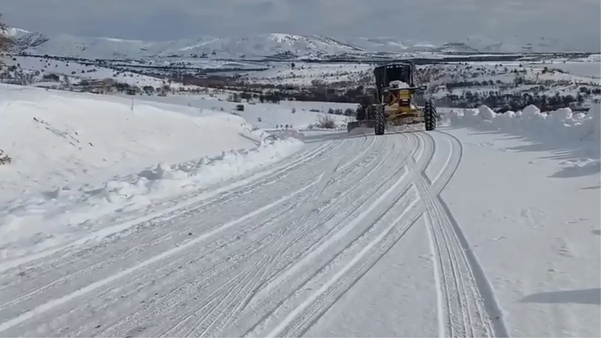 Elazığ’da Şiddetli Kar Yağışı 273 Köy Yolunu Kapattı