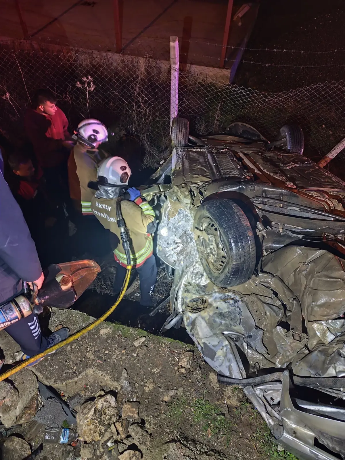 Hatay’da Otomobil Takla Attı: 2 Kişi Hayatını Kaybetti, 3 Yaralı