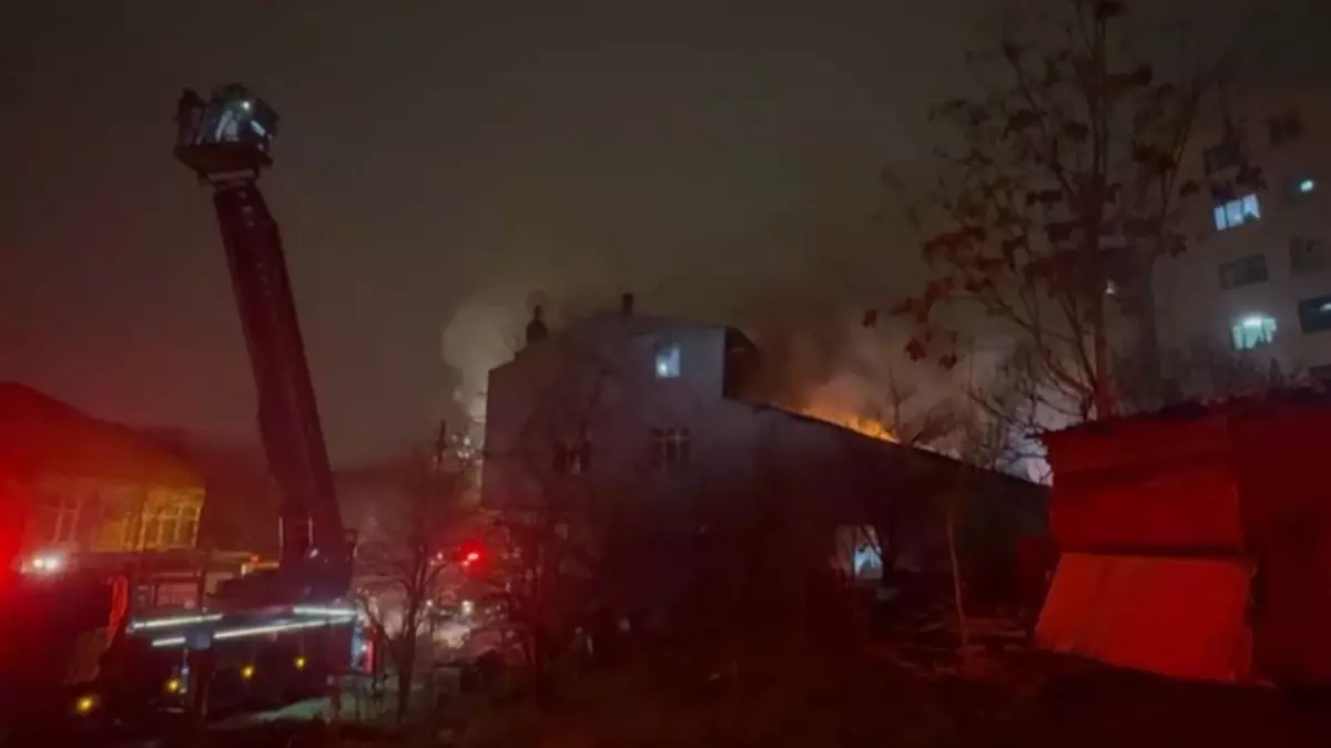 Ümraniye'de 3 Katlı Apartmanda Yangın Kontrol Altına Alındı