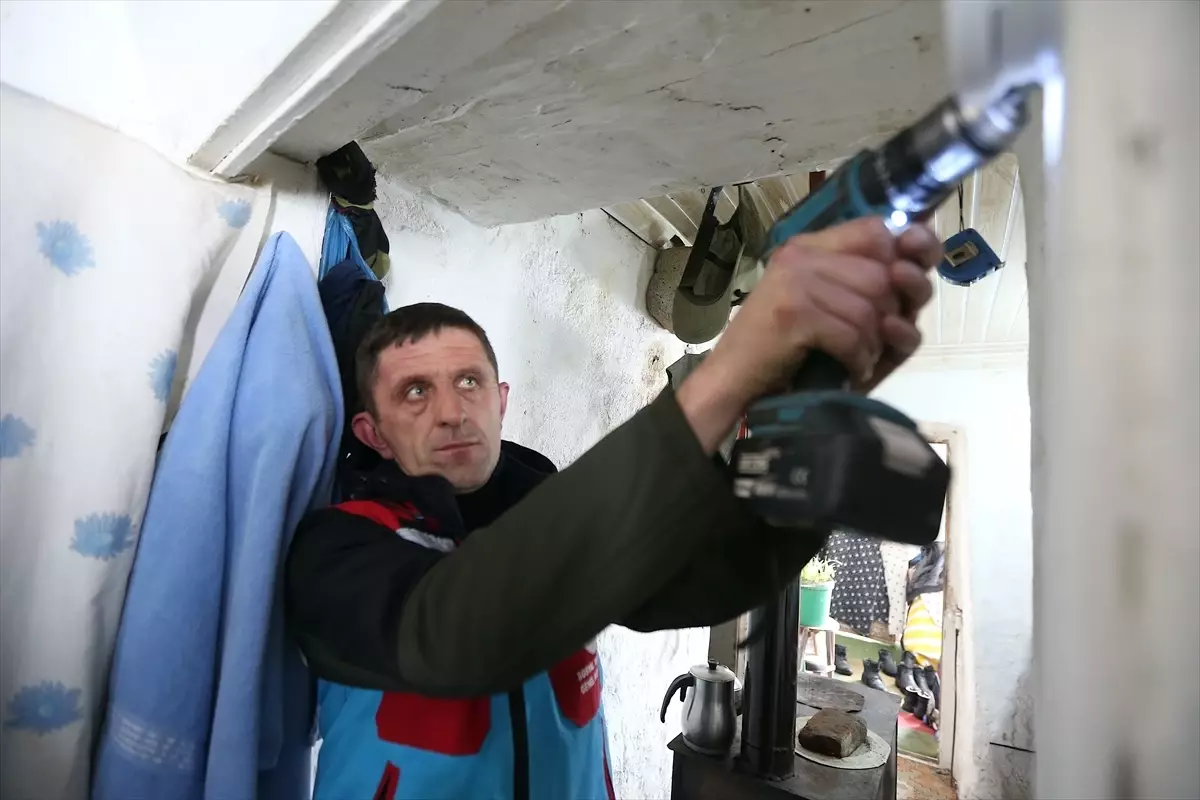 Kars Arpaçay’da Yaşlıların Evlerine Duman Dedektörü Kurulumu ile Güvenlik Artıyor