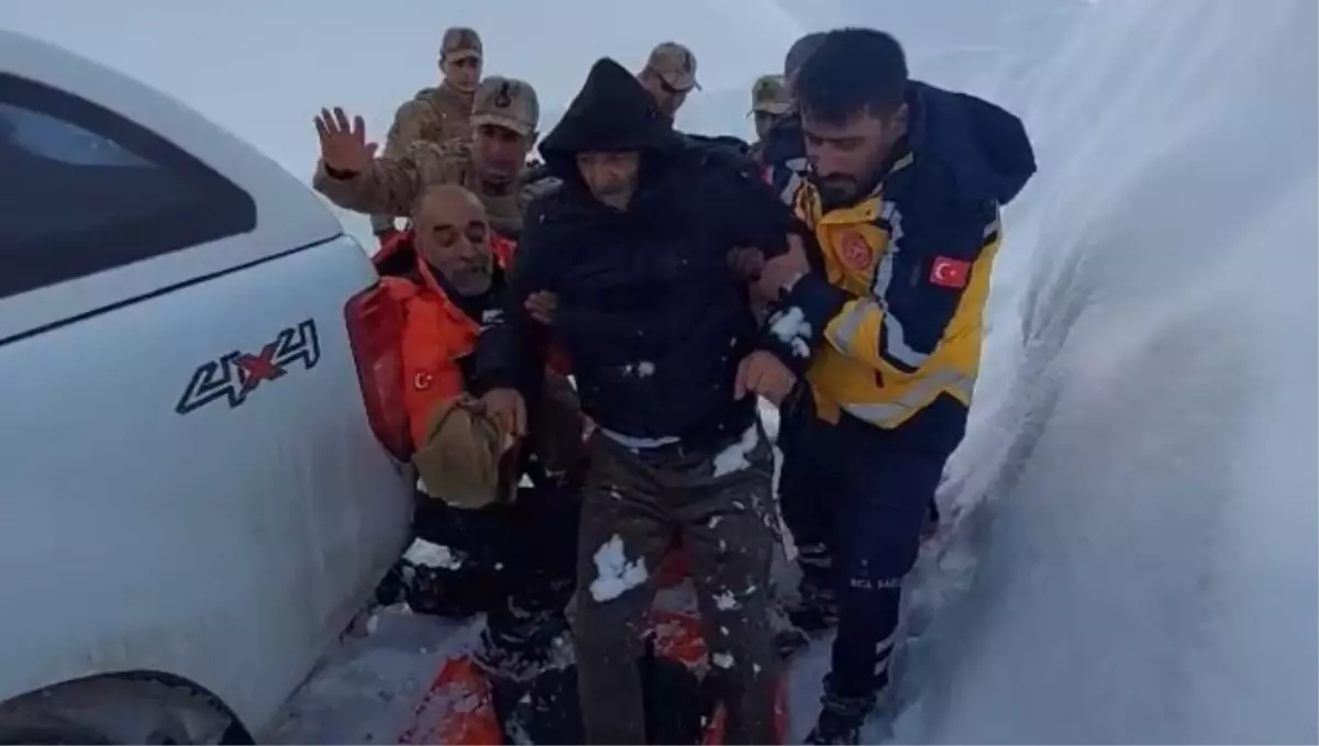 Karla Kapalı Yolda KOAH Hastasına Zorlu Ambulans Müdahalesi