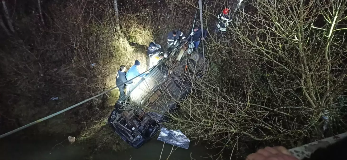 Kandıra'da Trajik Kaza: Çaya Düşen Otomobilde Baba ve Oğlu Hayatını Kaybetti