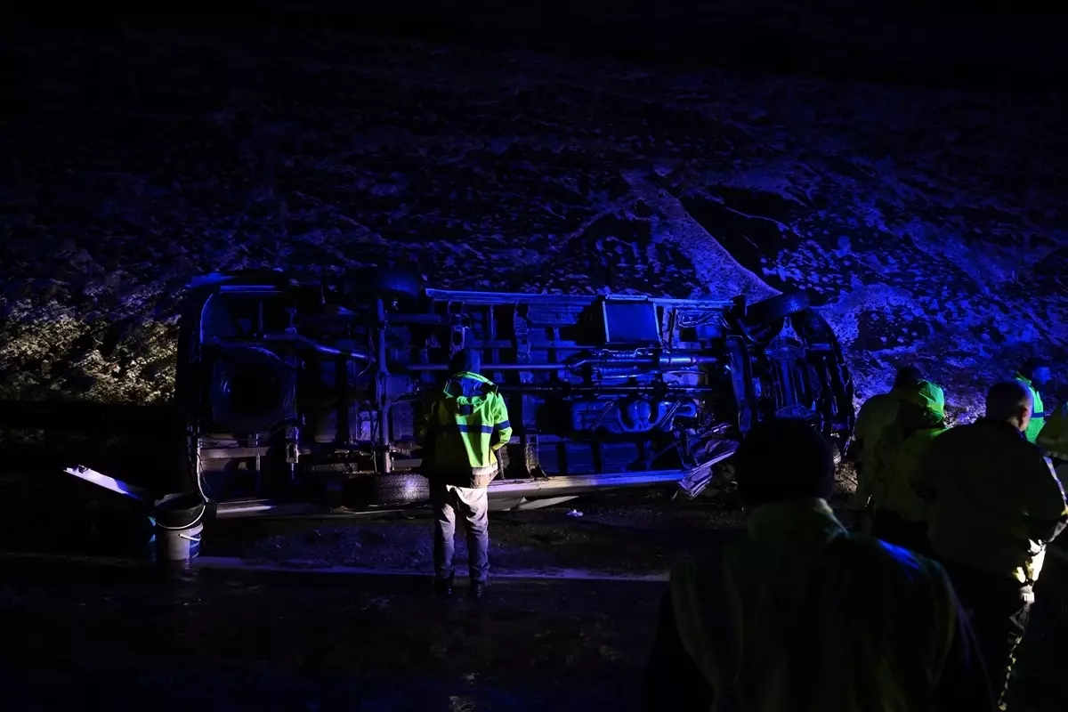 Kuzey Çevre Otoyolu'nda Servis Minibüsü Devrildi, 11 Kişi Yaralandı