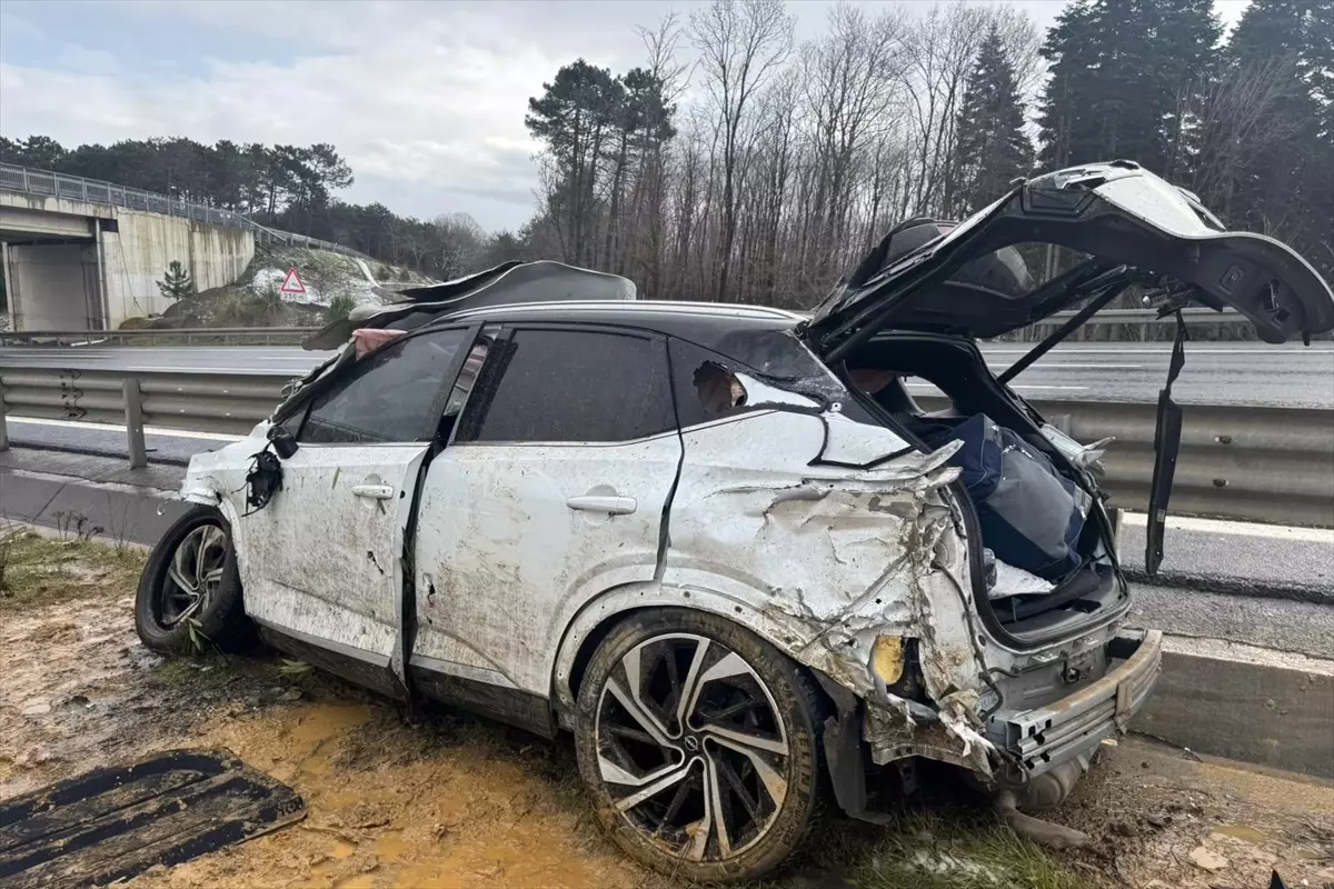 Kuzey Marmara Otoyolu'nda Bariyer Çarpması Sonrası 7 Kişi Yaralandı