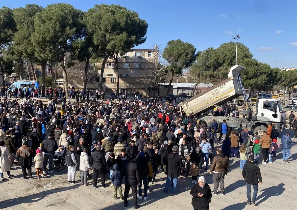 Alaşehir'de Kamyonlarla Getirilen Kar Çocukları Coşturdu