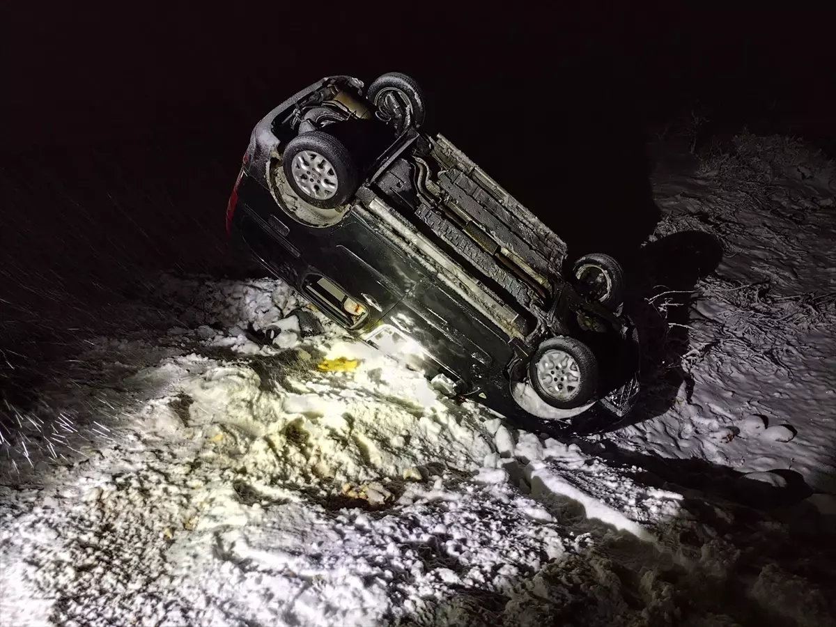 Mardin Ömerli'de Hafif Ticari Araç Devrildi: 5 Kişi Yaralandı