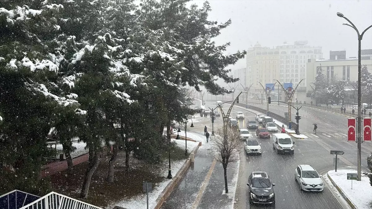 Mardin'de Şiddetli Kar Yağışı Şehir Yaşamını Zorlaştırdı