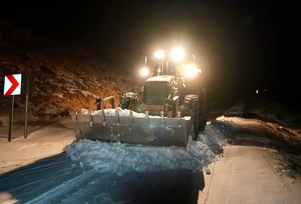 Erdemli’de Kar Kapanması Sonrası 3 Kişilik Aile Belediye Ekipleriyle Kurtarıldı