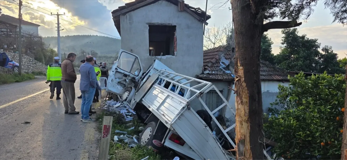 Seydikemer'de Kamyonet Evine Çarptı: Sürücü Hayatını Kaybetti, Ev Sahibi Hastaneye Kaldırıldı