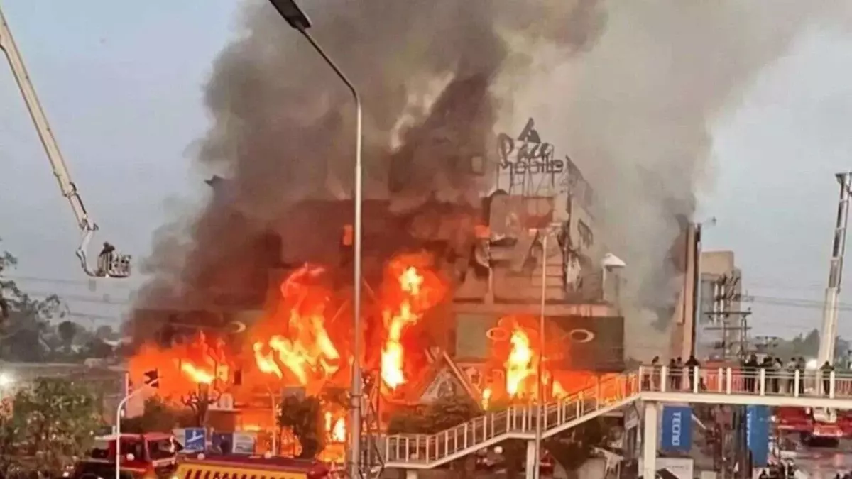 Pakistan’da AVM Yangını: 6 Ölü, 30 Yaralı ve Çökme Riski