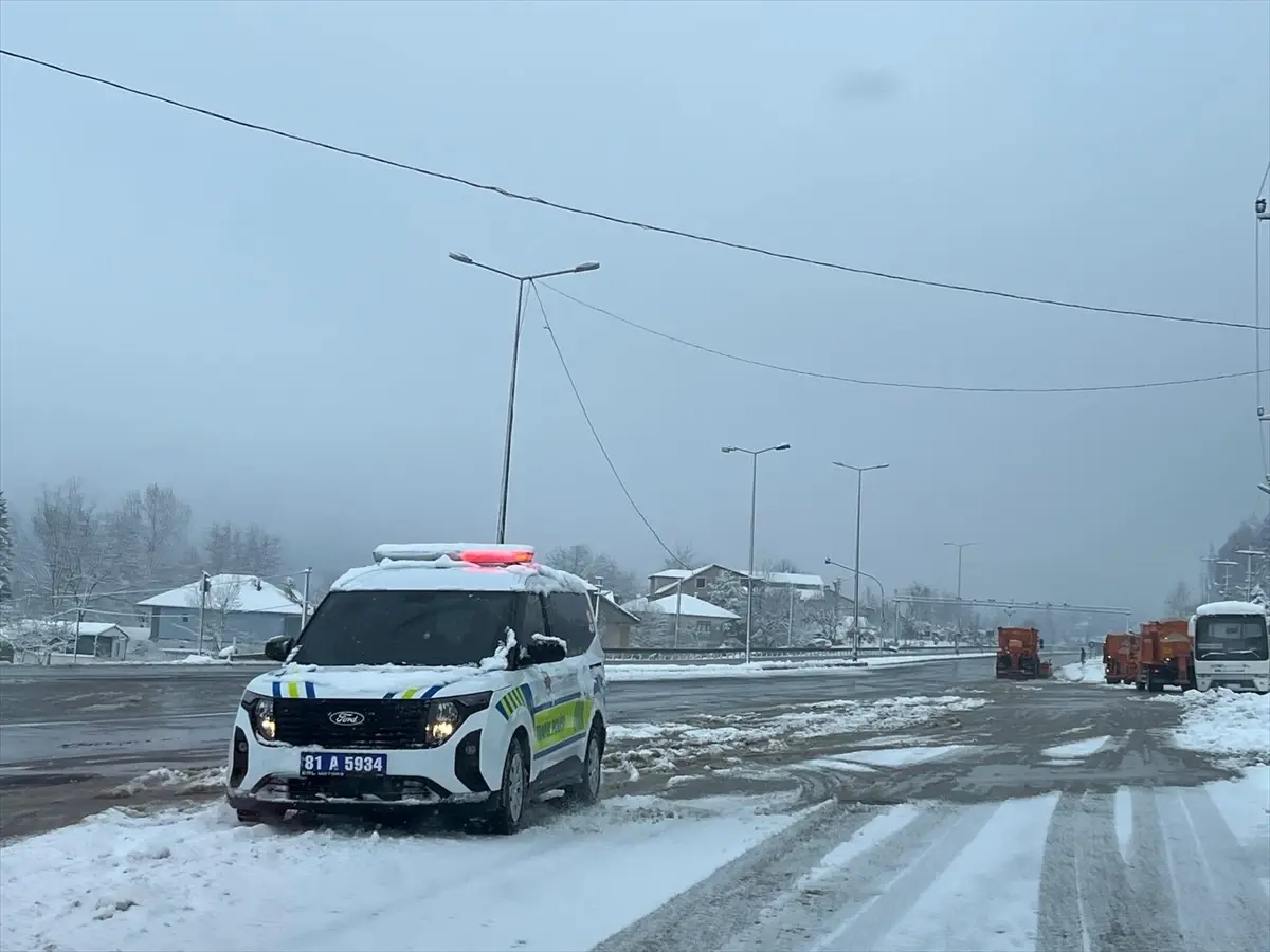 Batı Karadeniz'de Yoğun Kar Yağışı Şehirleri Felç Etti