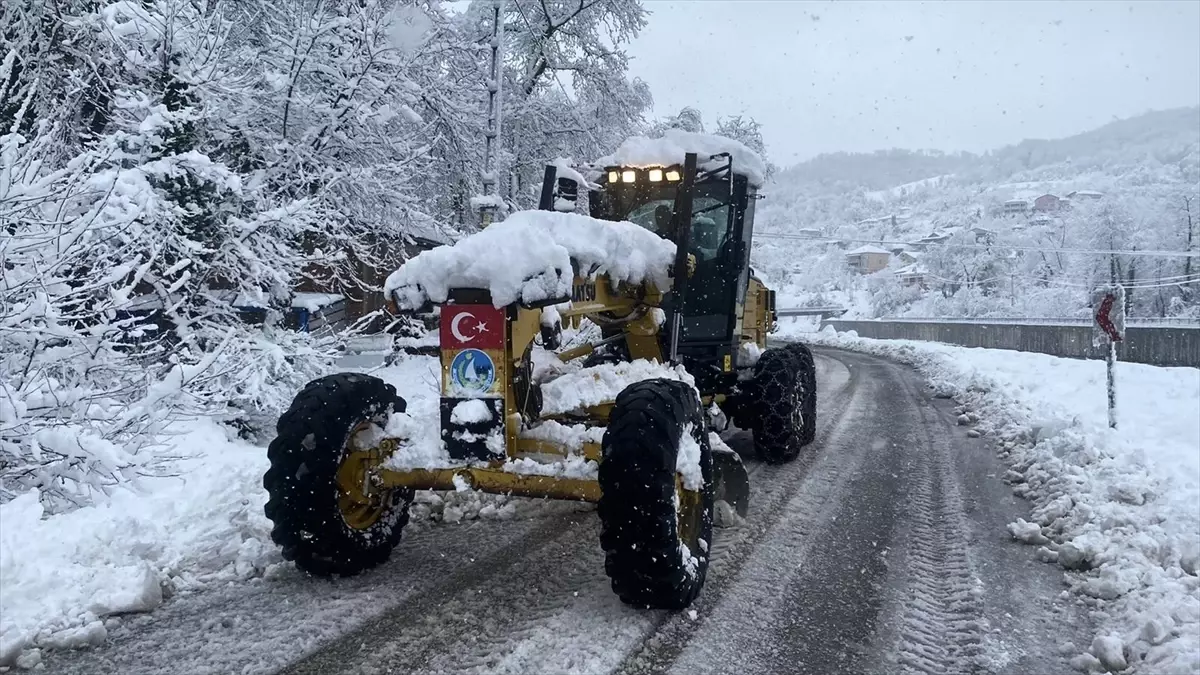 Kuzey Karadeniz'de 894 Köy Yolu Kar Nedeniyle Kapandı
