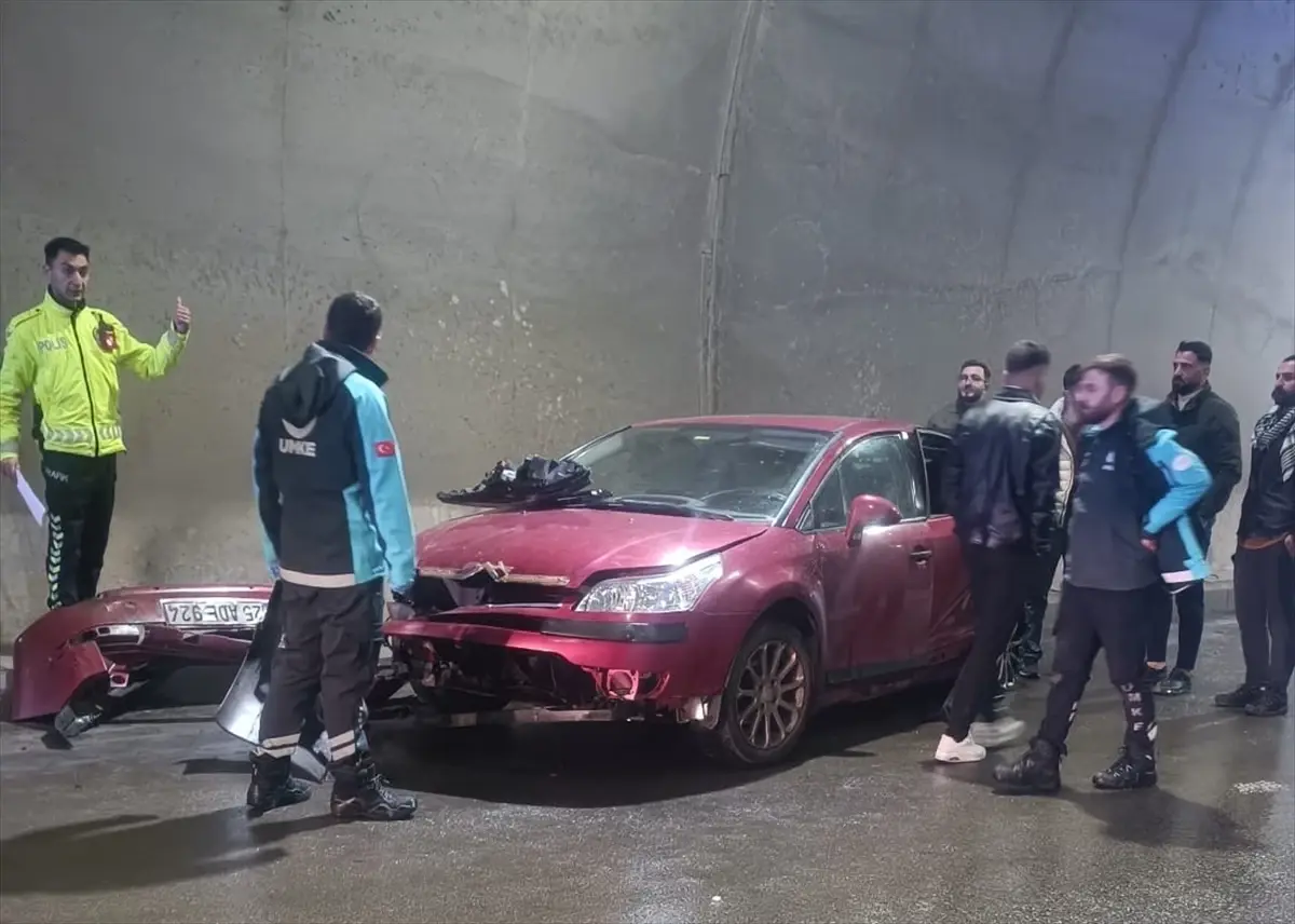 Şırnak'ta üç aracın çarpışması sonucu bir kişi hayatını kaybetti, yedi kişi yaralandı