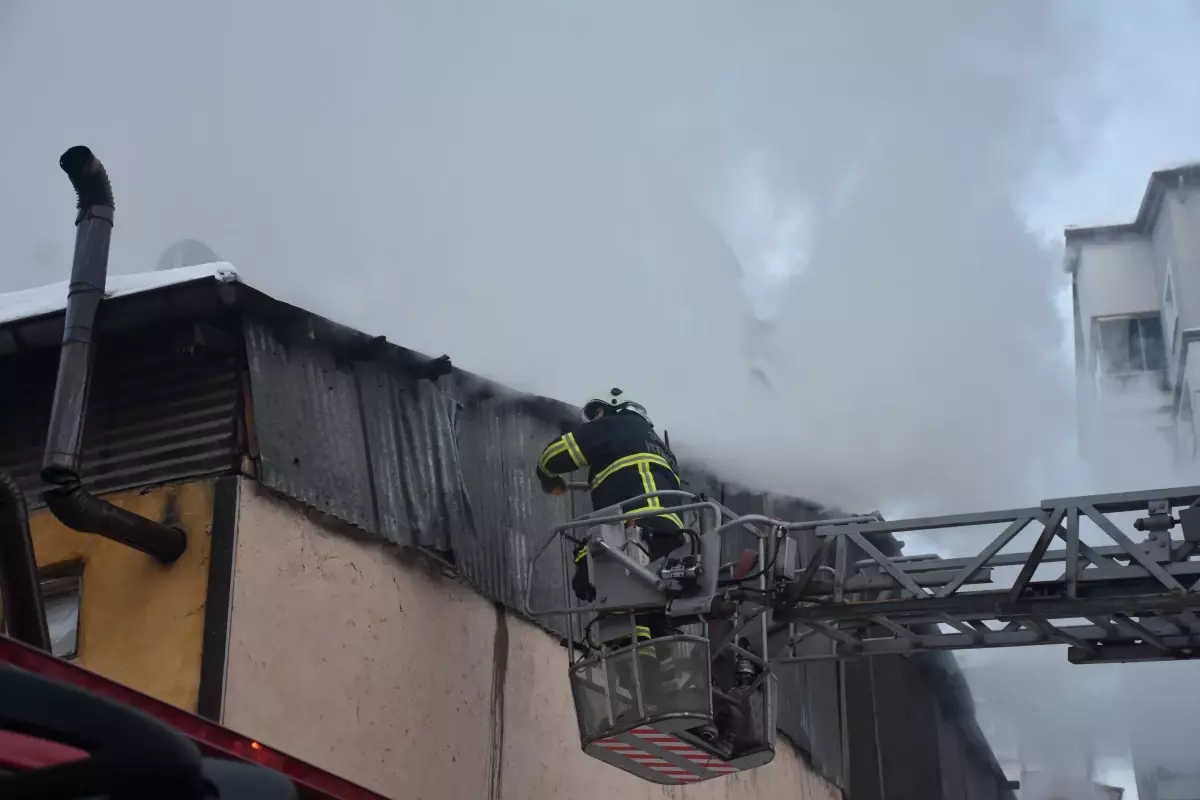 Sivas’ın İnönü Mahallesi’nde Çatısında Çıkan Ev Yangını Kontrol Altına Alındı