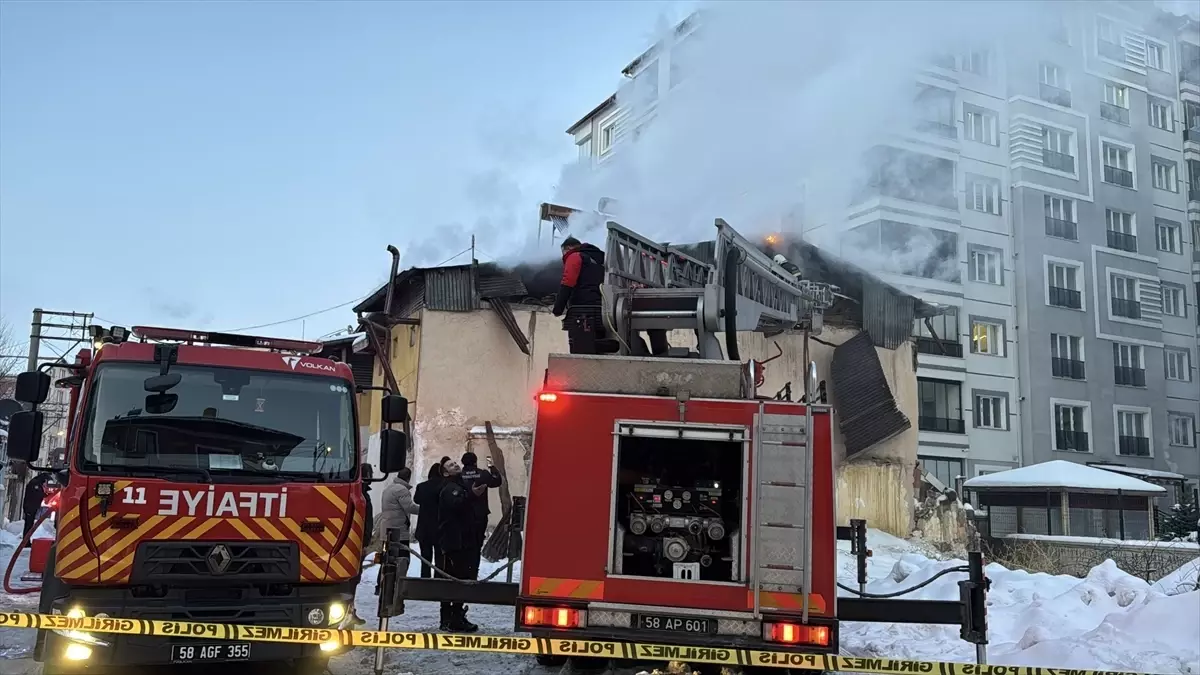 Sivas'ın İnönü Mahallesi'nde Tek Katlı Evde Yangın Söndürüldü