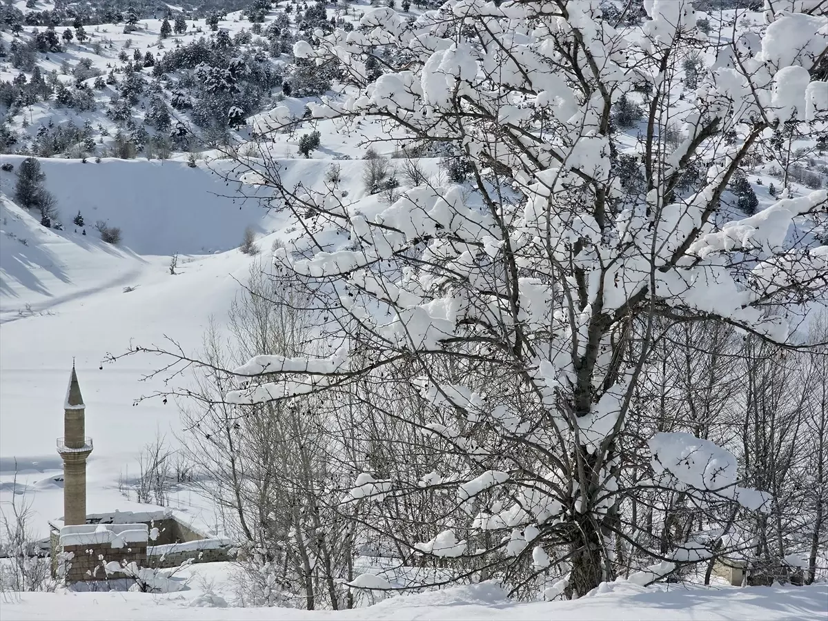 Hafik’te Pusat-Özen Barajı Buzla Kaplandı: Kar Kalınlığı 1 Metreyi Aştı
