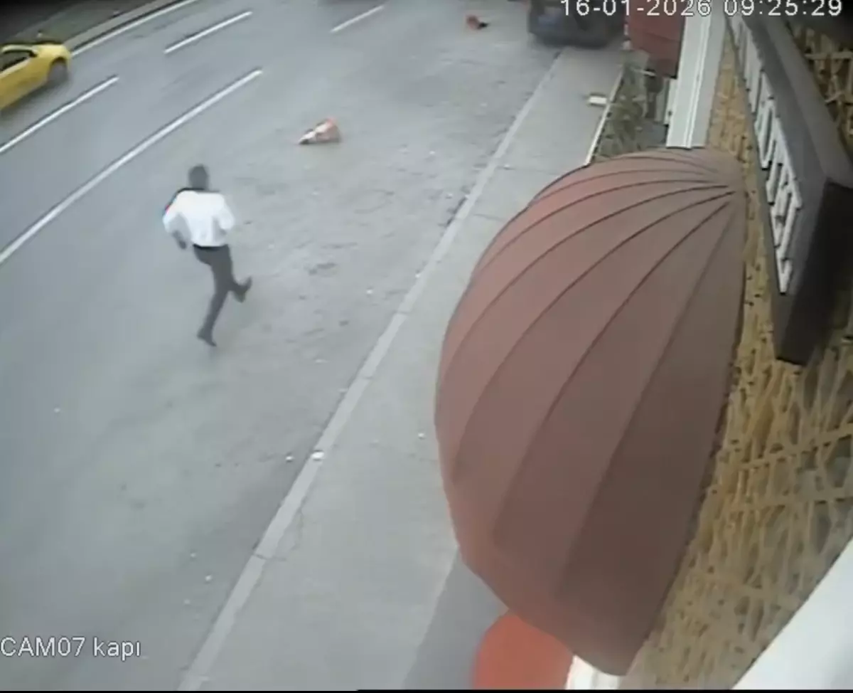 Taksim'de Minibüs Ağaçla Çarpıştı: Turistler Hafif Yaralanmadan Kurtuldu