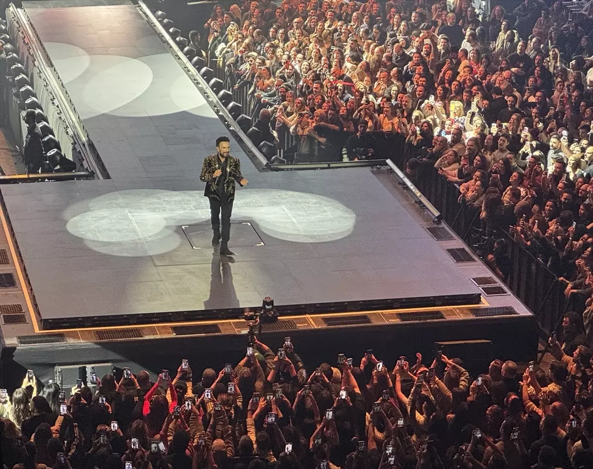 Tarkan’ın İstanbul’da Coşku Dolu Konseri Seyircileri Büyüledi