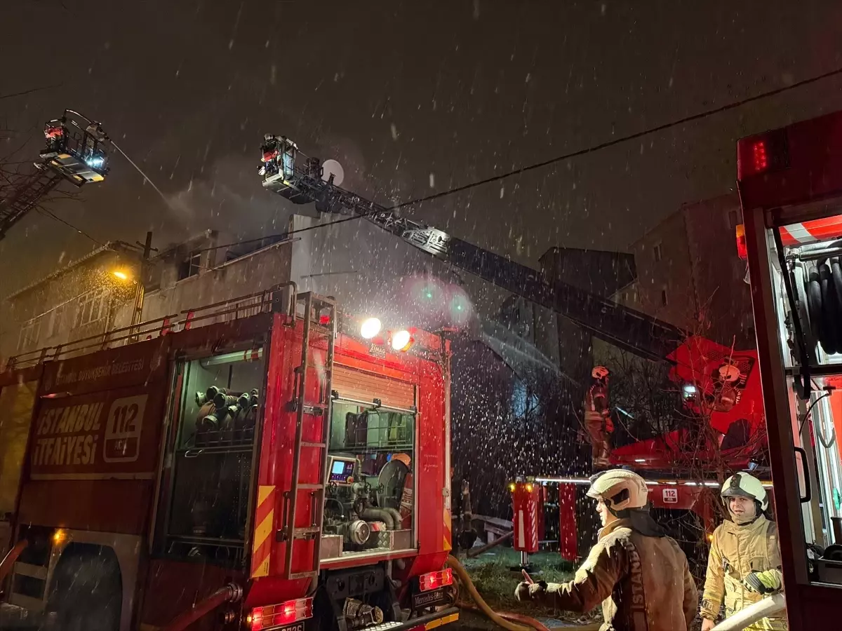Ümraniye'de Yangın Söndürüldü: Vatandaşlar Güvenli Hale Getirildi