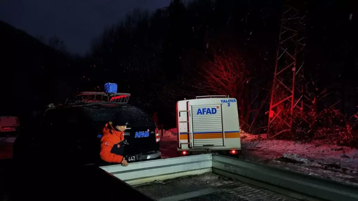 Yalova’da Yoğun Kar Yağışı Ulaşımı Kilitledi: 35 Kişi Mahsur Kaldı, AFAD’dan Kurtarma Operasyonu