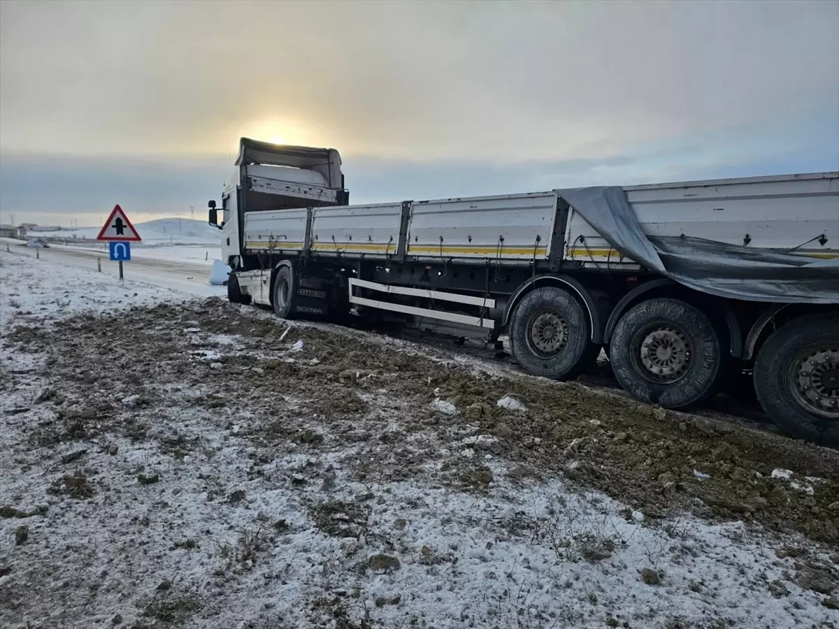 Yozgat'ta İki Otomobil ve Tırın Çarpışmasıyla 3 Kişi Yaralandı