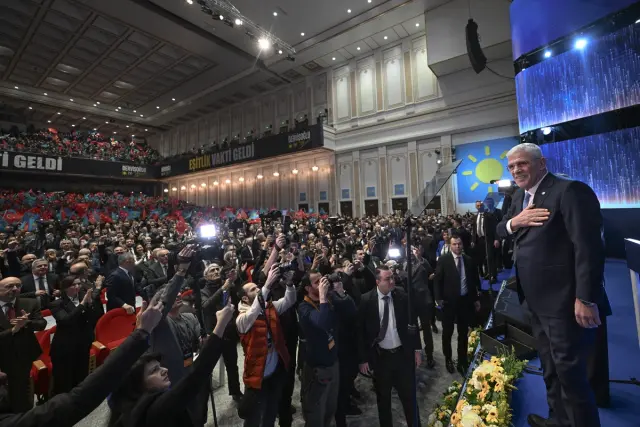 Kurultayda katılımcıların coşkulu alkışı