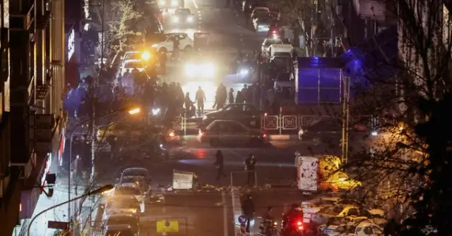 Protestocuların güvenlik bariyerini aşma çabası