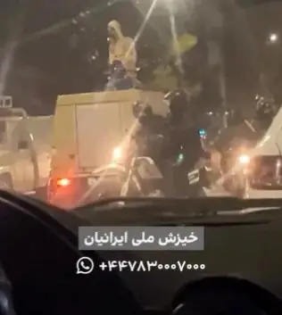 Güvenlik güçlerinin kalabalığı dağıtma çabası