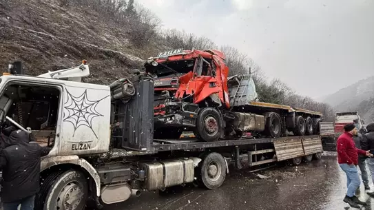 Kazada kullanılan TIR'ın havada savrulması