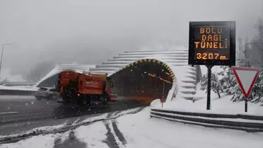 Kar küreme araçları Anadolu Otoyolu'nda