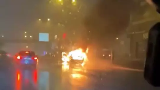 İtfaiye ekiplerinin yangını söndürme çalışması