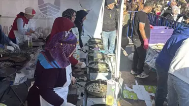 Festivalde dağıtılan hamsi paketleri