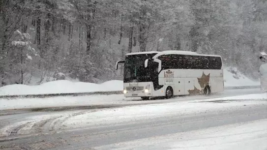 D-100 kar yolunda temizlik ekipleri