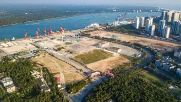 Hainan limanında konteyner taşıma