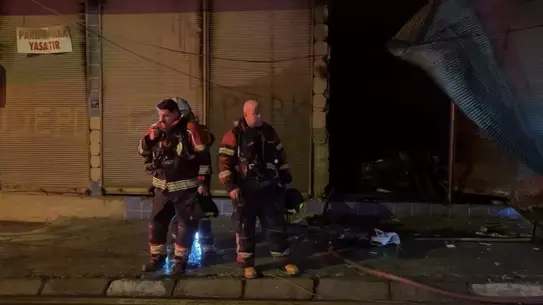 Yangın sonrası depoda itfaiye çalışması