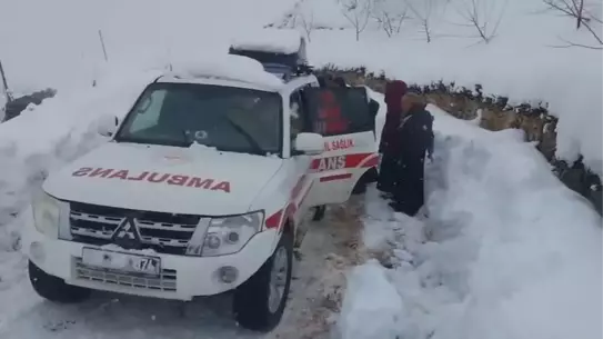 Kurtarma ekipleri Diyarbakır'da kar temizleme çalışması