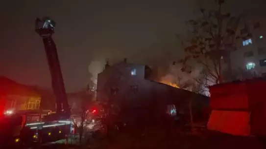 İtfaiye ekiplerinin yangını söndürürken çekilmiş fotoğrafı