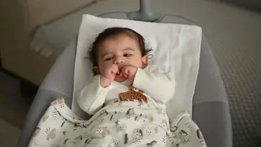 Mavi balonların gökyüzüne yükselişi