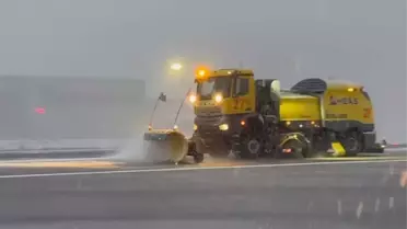 Kar yağışı etkisiyle pistte bekleyen uçaklar