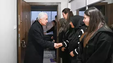 Ziyaret sırasında valinin şehit ailesiyle fotoğrafı