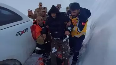 Karla kapalı yolda ambulans müdahalesi