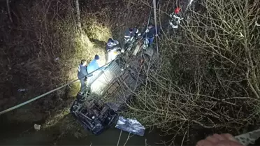 Kaza yerinde polis ekipleri ve kurtarma çalışmaları