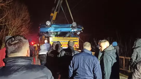 Kandıra’da çaya düşen otomobilin görüntüsü